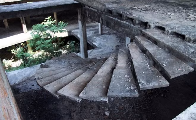 Khung nhà cùng trụ cột trong khách sạn rơi vào cảnh tương tự, xuống cấp trầm trọng. Các cầu thang của khách sạn đều mục nát, nguy cơ đổ sập bất cứ lúc nào. Xung quanh cỏ dại mọc um tùm.