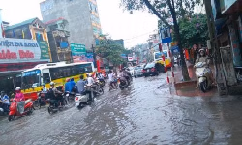 Ha Noi ngap lut, dan keu dong phi duong bo nhung di ...duong thuy