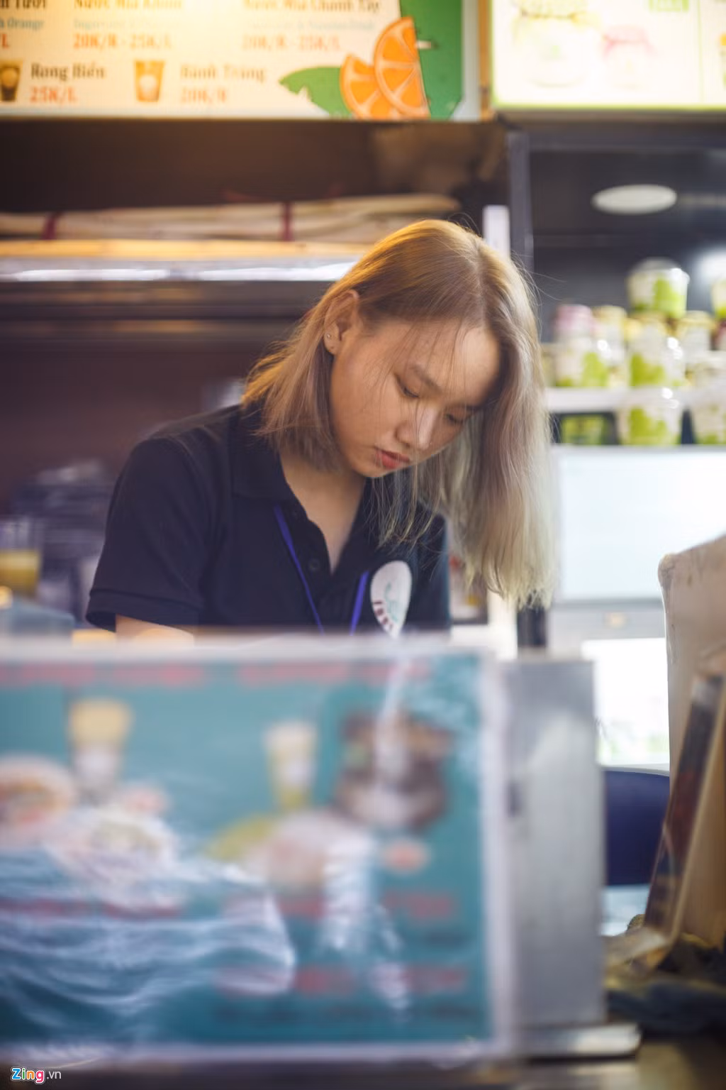 Gần đó, tại quầy giải khát, bạn Kim Hồng Vinh (23 tuổi), đang xay nước mía cho khách, với giá là 15.000đ/ly. Vinh cho biết đây là lần đầu tiên bạn đi bán hàng và cảm nhận khu phức hợp dưới lòng đất này rất đông vui, nhộn nhịp.