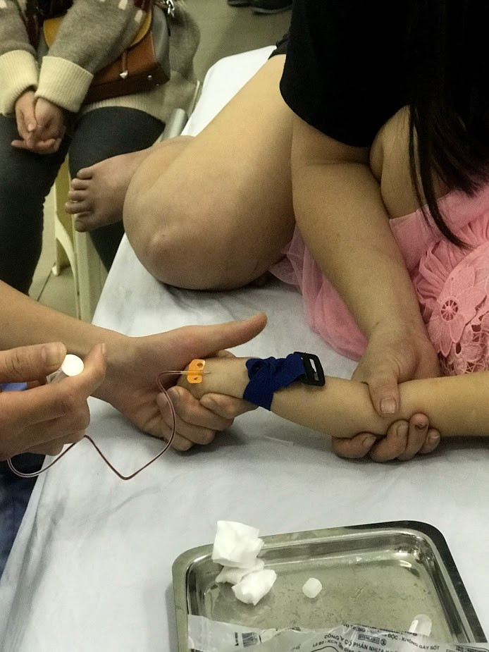 Một bệnh nhi được các bác sĩ khoa cấp cứu BV Xanh-pôn điều trị vào chiều 30 Tết.