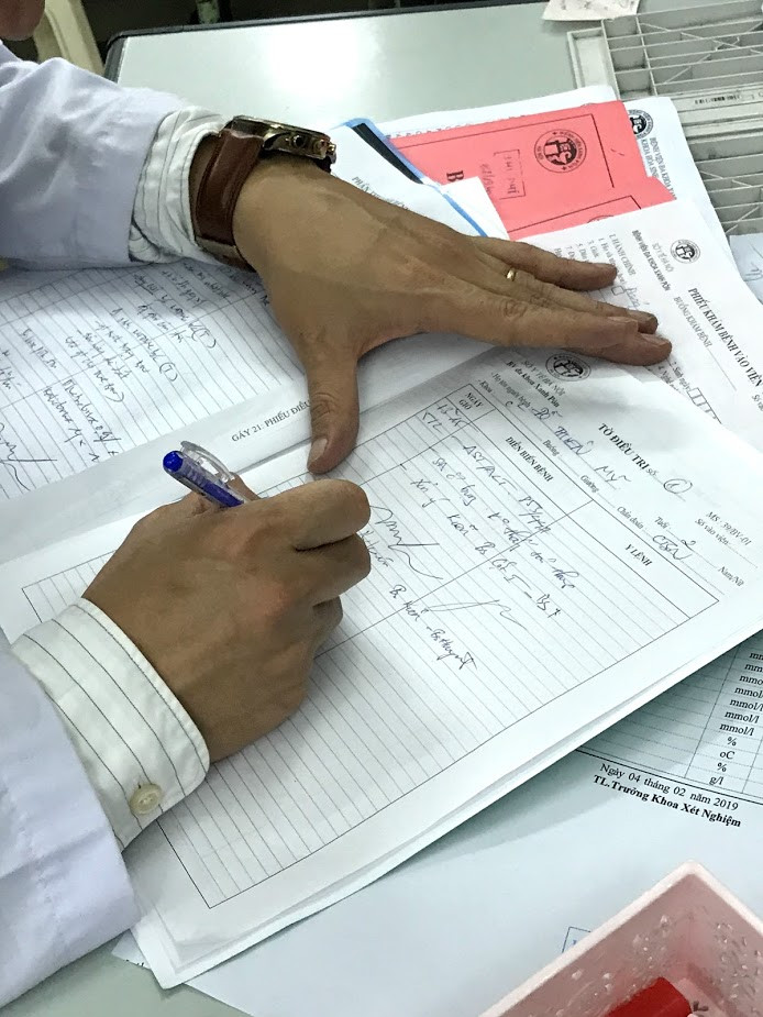 Sự bận rộn của các bác sĩ vào dịp Tết là điều không thể tránh khỏi bởi thời gian này, ngoài những ca bệnh cần điều trị thì những ca cấp cứu là điều khá phổ biến.