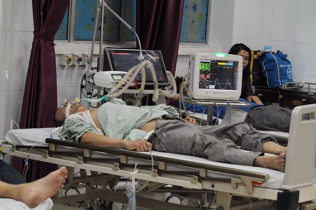 Ê-kíp trực Tết tại BV Xanh-pôn liên tục tới xem bệnh án của các bệnh nhân để đưa ra phương án điều trị kịp thời.