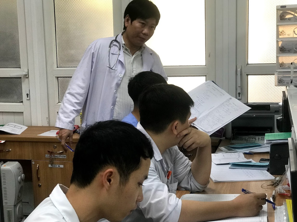 Ban giám đốc cùng ê-kíp trực tại BV Xanh-pôn liên tục liên lạc với nhau để kịp thời cấp cứu những ca bệnh nặng được chuyển tới.