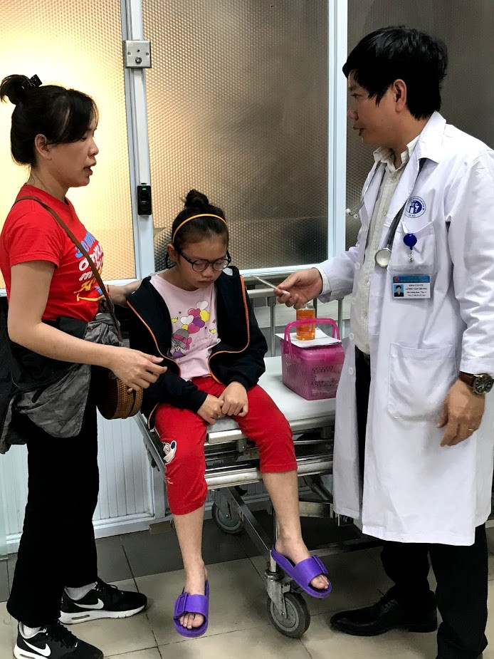 Một bệnh nhi được chuyển tới khoa cấp cứu BV Xanh-pôn chiều mùng 1 Tết được các bác sĩ khám lâm sàng rồi sau đó chuyển tới khoa điều trị do chẩn đoán sốt phát ban. Trước đó, bệnh nhi này đã có khám tại BV Đức Giang và sử dụng thuốc nhưng bệnh không thuyên giảm.