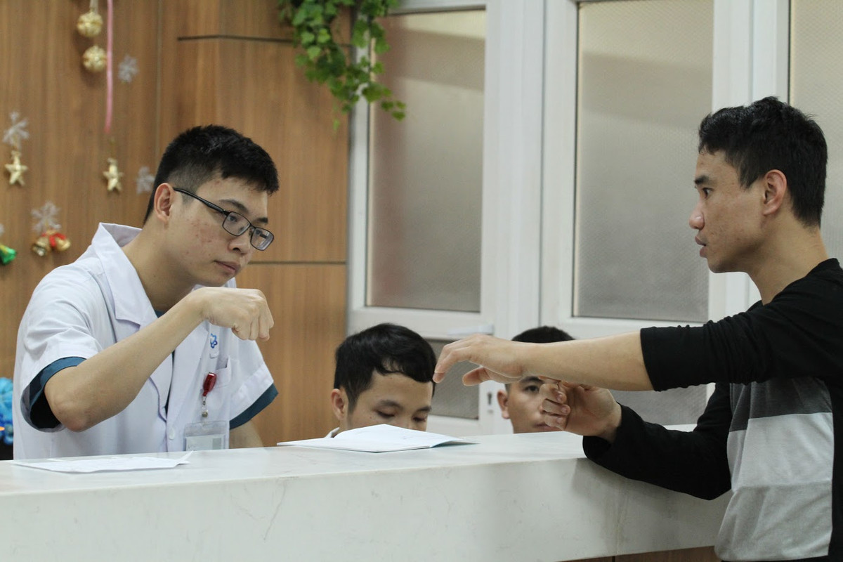 Bước vào các phòng bệnh của BV Xanh-pôn, dù khá đông bệnh nhân nhưng trật tự luôn được giữ ổn định. Không có trường hợp nào gây rối quá trình các bác sĩ thăm khám và điều trị.