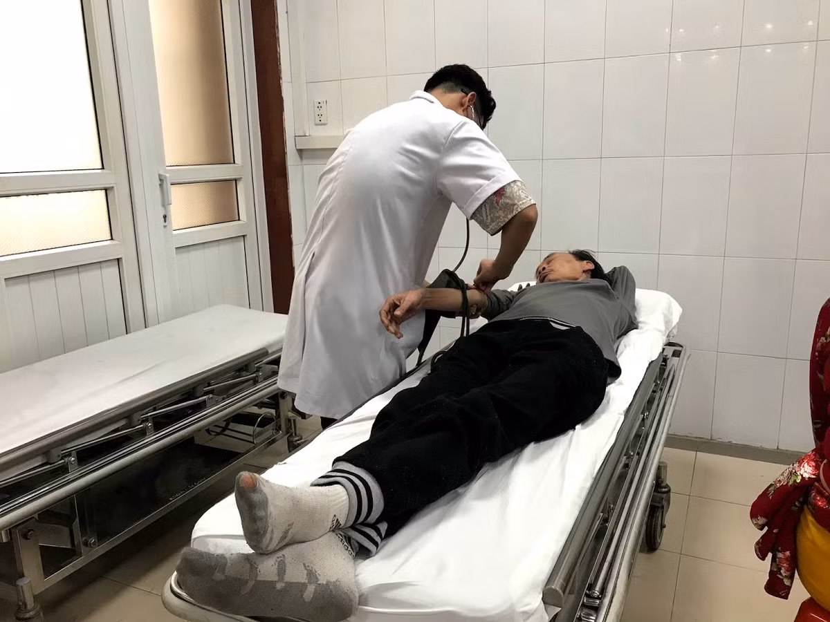 Chia sẻ với PV Kiến Thức, Bs. Chương (Phó khoa cấp cứu BV Xanh-pôn) cho biết: "Từ 30 Tết, tình trạng bệnh nhân cấp cứu đa phần là những ca về đường hô hấp và các bệnh về đường ruột như ngộ độc. Chưa xuất hiện những những vụ tai nạn giao thông nghiêm trọng được chuyển tới khoa".