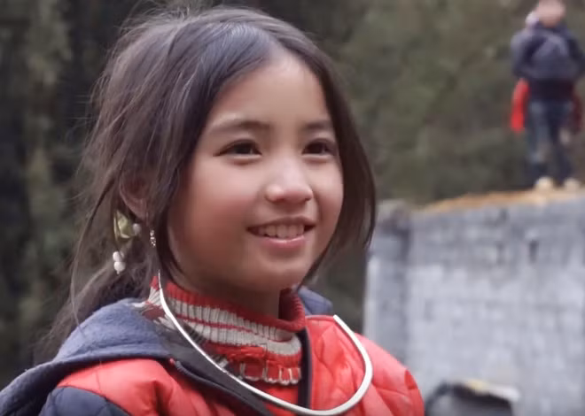 Tỏ cười thật tươi trước những lời ghép đôi hài hước của nhóm bạn trẻ. Em còn dạn dĩ tạo dáng để mọi người chụp ảnh mình.