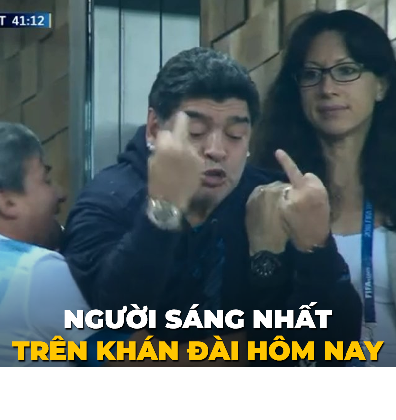 Messi là người sáng nhất dưới sân, còn trên khán đài bậc tiền bối của anh là Maradona là người được chú ý với hành động không đẹp chút nào.