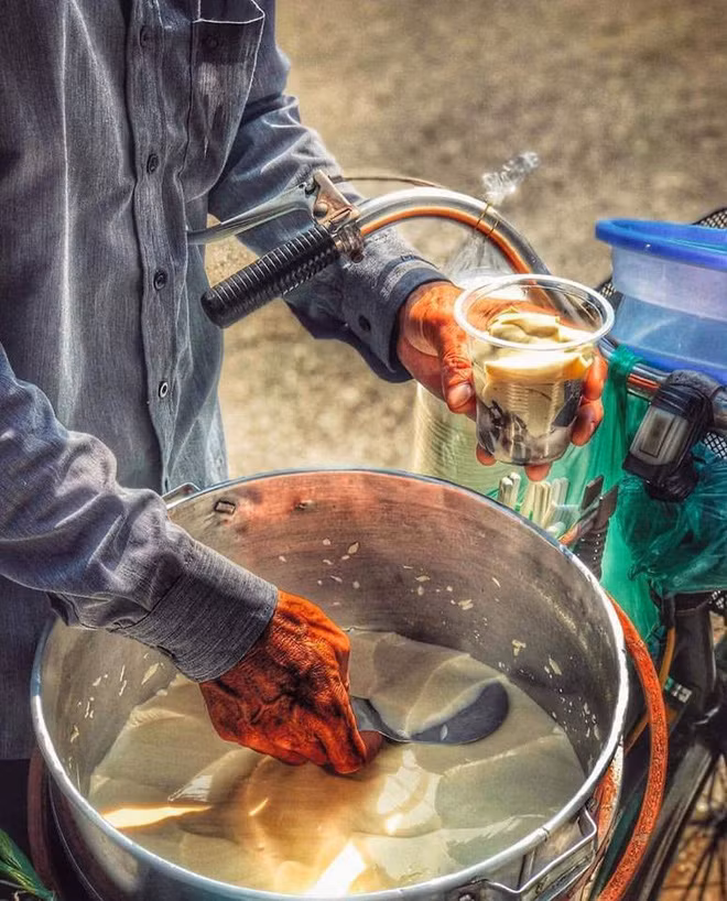 Sự xuất hiện của những cốc trà sữa thời gian qua đã khiến những món ăn quen thuộc, dân dã đã dần đi vào quên lãng, điển hình như tào phớ, món ăn mà mỗi đứa trẻ ngày xưa đều vô cùng thích thú.