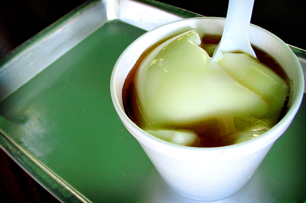 Tào phớ món ăn ngọt ngào, dễ chịu đi cùng với nhiều bạn trẻ trước khi kỷ nguyên của những cốc trà sữa đủ vị ập tới.