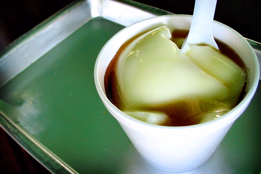 Tào phớ món ăn ngọt ngào, dễ chịu đi cùng với nhiều bạn trẻ trước khi kỷ nguyên của những cốc trà sữa đủ vị ập tới.