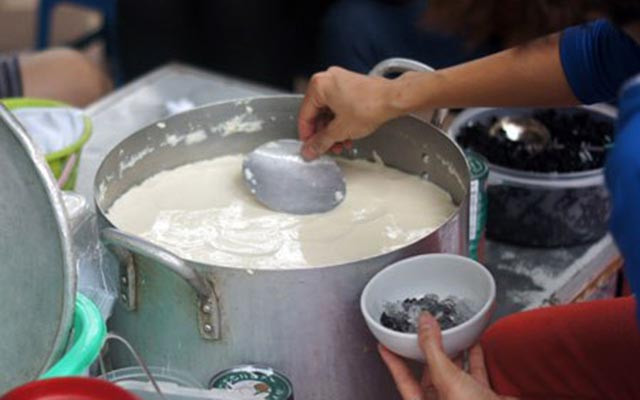 Mới đây trên MXH, bức ảnh chiếc xe bán tào phớ đã nhận được 10.000 like và hàng trăm bình luận vì khơi lại đúng mạch cảm xúc tuổi thơ trong bao người trước khi kỷ nguyên của những cốc trà sữa ập tới.