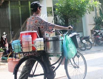 Chia sẻ dưới bài viết nickname Linh Lan bình luận: "Trước kia có tào phớ rồi chiều chiều đi qua xóm vì nhà đông trẻ nhỏ. Không biết bao lâu rồi nhỉ? Chắc tầm 5, 6 năm về trước rồi. Bây giờ, thì trà sữa lên ngôi và chưa biết bao giờ mới hết".