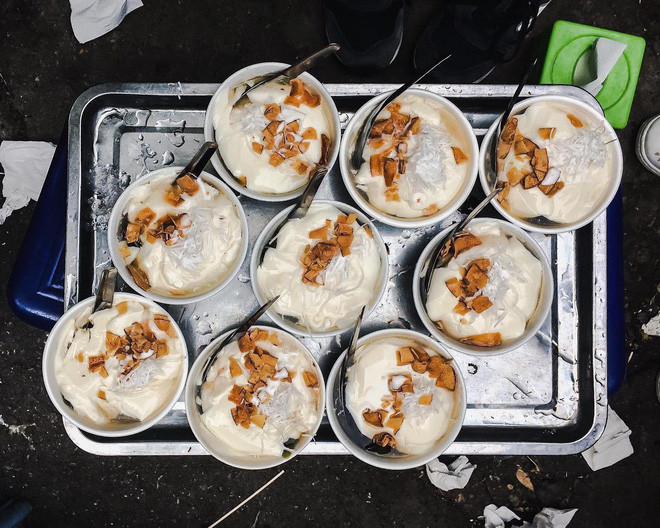 Hồi ấy, đứa trẻ nào cũng mong ngóng xe tào phớ đi qua ngõ để xin tiền mẹ mua một chén lót dạ buổi xế, cái vị ngọt ngọt của nước đường hòa lẫn hương hoa nhài cùng miếng đậu non mềm tan đã tạo nên sức hút cho món ăn này.