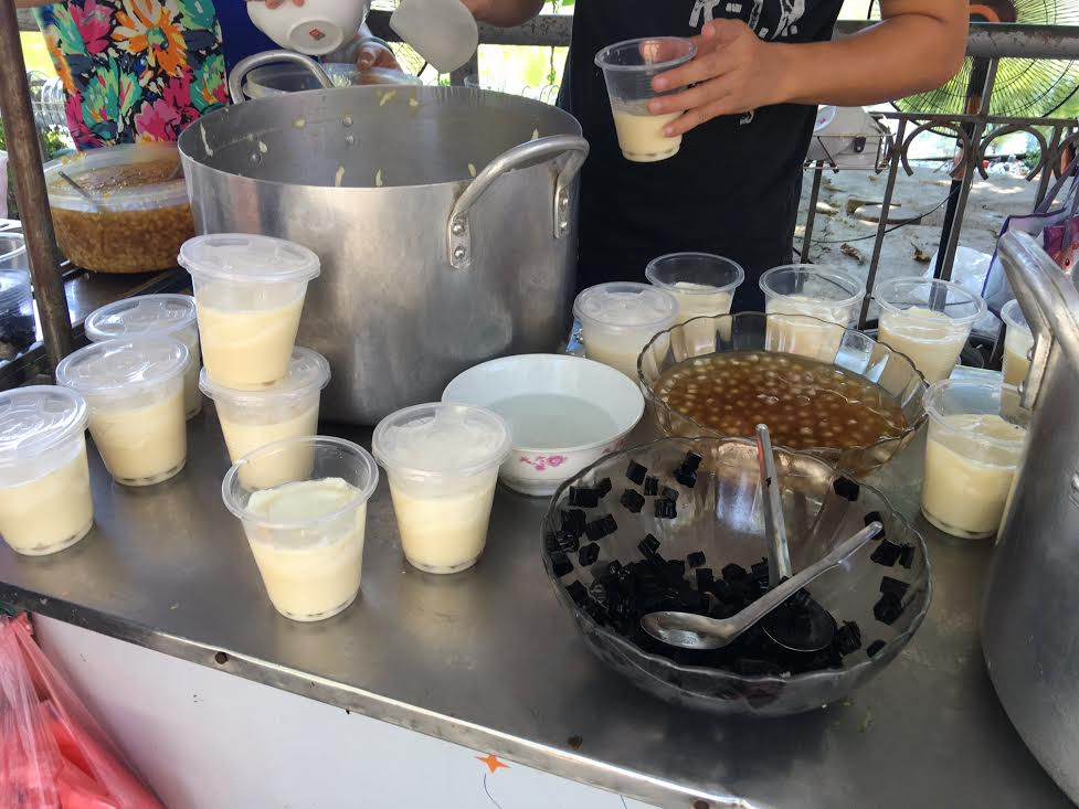 Những bình luận mang đầy cảm xúc về món ăn gắn liền với tuổi thơ của nhiều người được dân mạng thi nhau gửi đến bên dưới bức ảnh và chia sẻ những cảm xúc của mình.