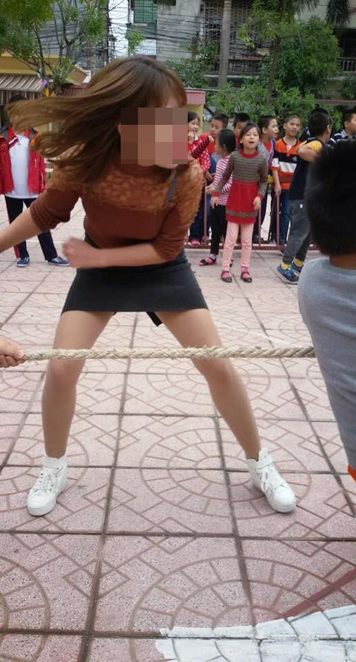 Trước đó, không ít hình ảnh các giáo viên ăn mặc cũn cỡn đã được dân mạng ghi lại và nhận không ít những lời chỉ trích.