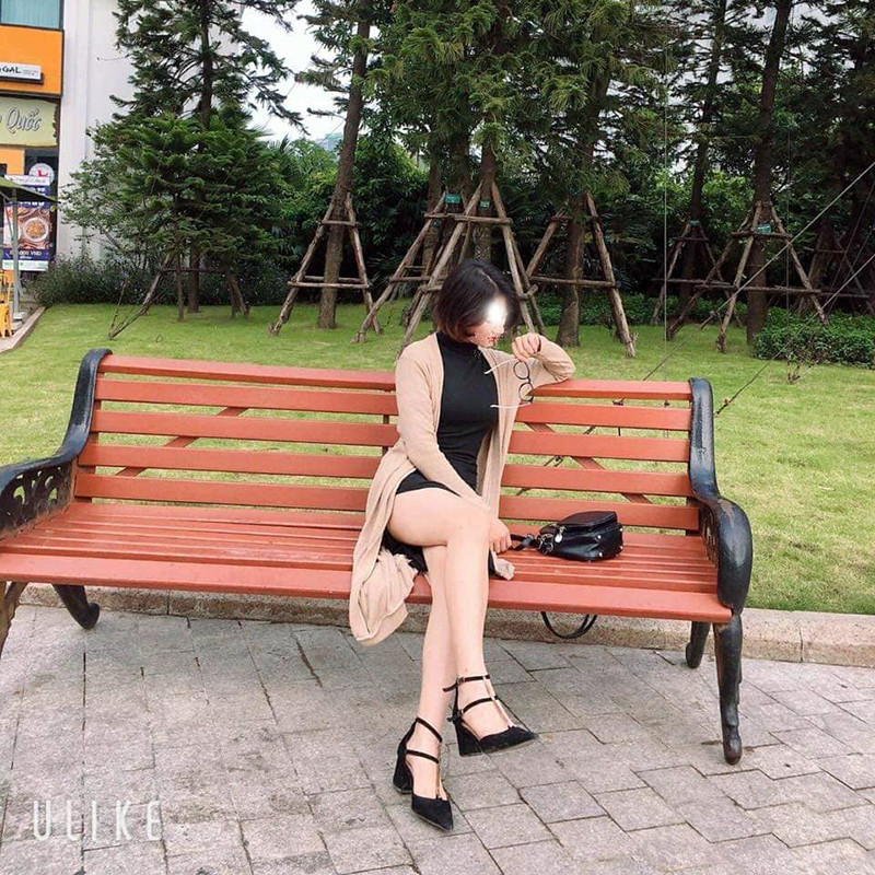 Tuy nhiên, cũng có ý kiến cho rằng những hình ảnh gợi cảm của cô không đúng chuẩn mực của một người làm sư phạm.