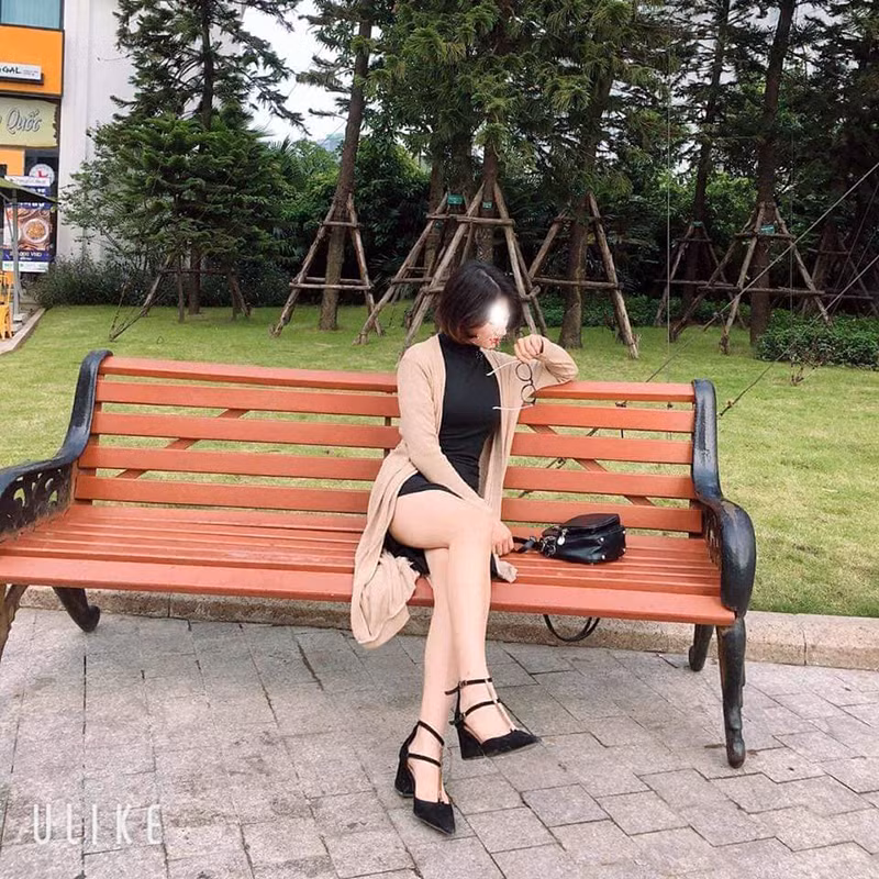 Tuy nhiên, cũng có ý kiến cho rằng những hình ảnh gợi cảm của cô không đúng chuẩn mực của một người làm sư phạm.