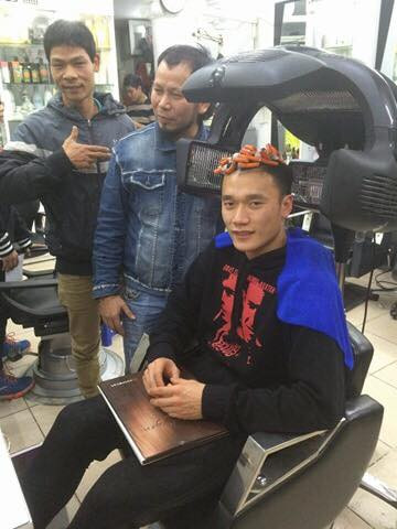 Sau màn chào đón cuồng nhiệt của NHM nước nhà, các cầu thủ U23 Việt Nam đã có thời gian để chăm sóc bản thân. Các ngôi sao nổi tiếng như thủ môn Bùi Tiến Dũng, tiền đạo Hà Đức Chinh, tiền vệ Nguyễn Phong Hồng Duy hay Công Phượng đã đồng loạt "xuống tóc".