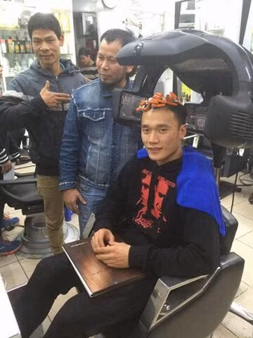 Sau màn chào đón cuồng nhiệt của NHM nước nhà, các cầu thủ U23 Việt Nam đã có thời gian để chăm sóc bản thân. Các ngôi sao nổi tiếng như thủ môn Bùi Tiến Dũng, tiền đạo Hà Đức Chinh, tiền vệ Nguyễn Phong Hồng Duy hay Công Phượng đã đồng loạt "xuống tóc".