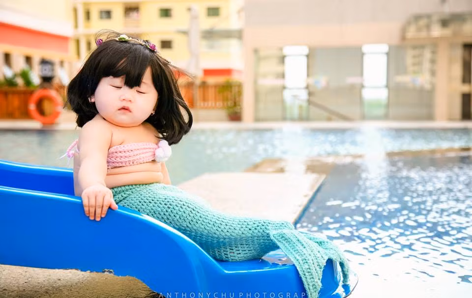 Khoảng khắc cực đáng yêu của tiểu tiên cá Táo khi thực hiện bộ ảnh của mình.