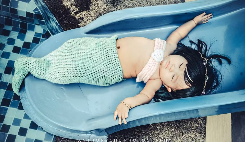 Trong bộ ảnh, khi được bố mẹ cho tiếp xúc với mặt nước, bé Táo tỏ ra không hề sợ hãi mà ngược lại còn vô cùng hào hứng và khoái chí.