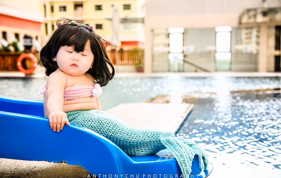 Chủ nhân của bộ ảnh tiểu tiên cá là bé Táo, tên thật là Lê Phạm Khả Di, sinh ngày 13/8/2015. Hiện bé đang sống cùng gia đình tại TP HCM.