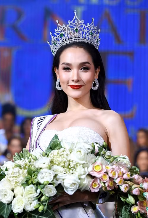 Miss International Queen 2016 hay còn được biết đến với cái tên Hoa hậu chuyển giới Quốc tế là sự kiện được tổ chức thường niên dành cho những người đẹp trên toàn thế giới và mới đây nó đã tìm ra được chủ nhân của chiếc vương miện danh giá đó là cô nàng người Thái Lan có tên Jiratchaya Sirimongkolnawin. Ảnh trong bài: Facebook nhân vật.
