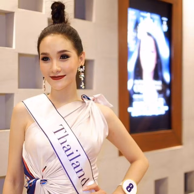 Jiratchaya Sirimongkolnawin trước khi chuyển giới từng tốt nghiệp xuất sắc ngành nha khoa của trường Đại học Srinakharinwirot - Thái Lan.