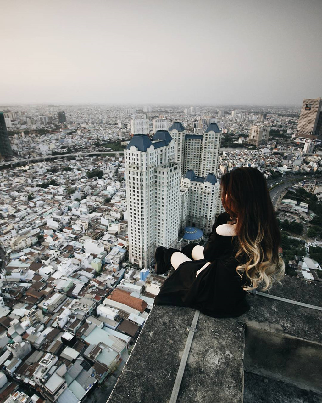 Nhiều dân mạng Việt đã cho rằng, nhóm bạn trẻ trên đua đòi theo trào lưu mạo hiểm "Rooftopping" của nước ngoài và coi thường mạng sống. Thậm chí, nhiều dân mạng còn lên tiếng chỉ trích mạnh mẽ về những hình ảnh xuất hiện trong clip đó và cho biết thêm rằng "Thực sự các bạn trẻ này đang có làm thế để thỏa mãn sở thích độ cao hay chỉ là một cách "câu views rẻ tiền"".