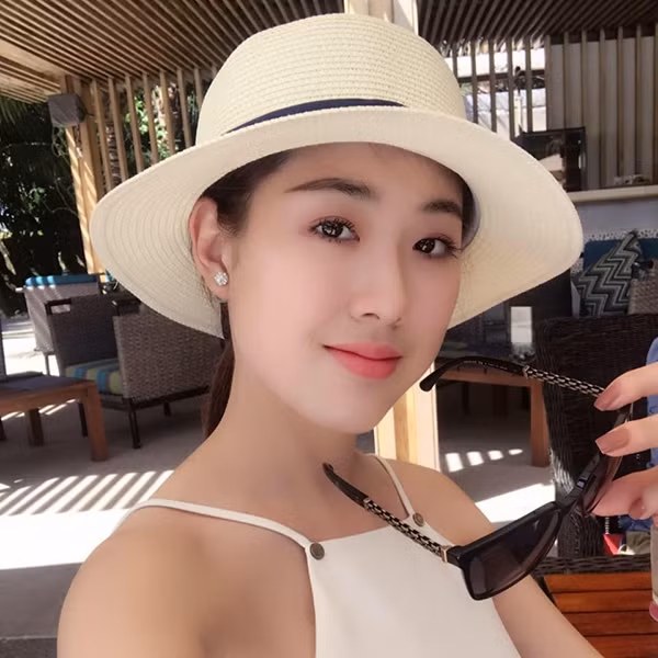 Cô gái Sài Gòn khiến nhiều bạn bè nhận không ra sau khi giảm 10 kg đó là Nguyễn Tây Thy (SN 1994) hiện đang kinh doanh các sản phẩm mỹ phẩm và làm đẹp trên địa bàn TP HCM.