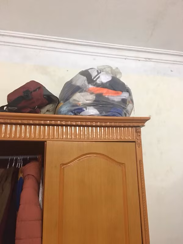 Cụ thể Nghiêm Trang chia sẻ trên trang cá nhân của mình: "Các bạn ạ. Đây là 1/3 quần áo bóng đá của chồng mình. Cả 1 tủ 4 ngăn toàn những bộ xanh đỏ tím vàng như thế này. Chồng mình thì giữ như vàng, mình nghĩ nếu mang đi làm giẻ lau thì chồng mình sẵn sàng bốc trả mình về nơi sản xuất nên mình đành mang chúng nó ra mặc. Có những bộ từ khi chồng mình học lớp 10 đến bây giờ khi chồng mình đã 28 tuổi".