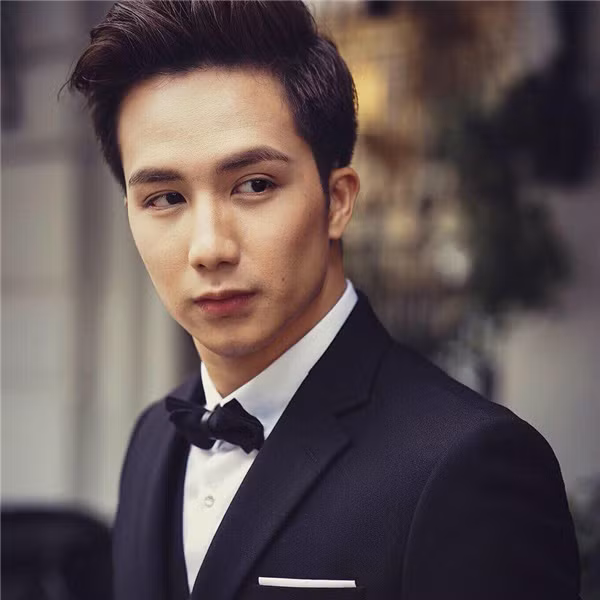 Chỉ với một bức ảnh với gương mặt vô cùng khôi ngô, chàng bác sĩ này đã khiến cộng đồng mạng dậy sóng. Anh chàng hiện đang sinh sống và công tác tại một bệnh viện ở Hà Nội.