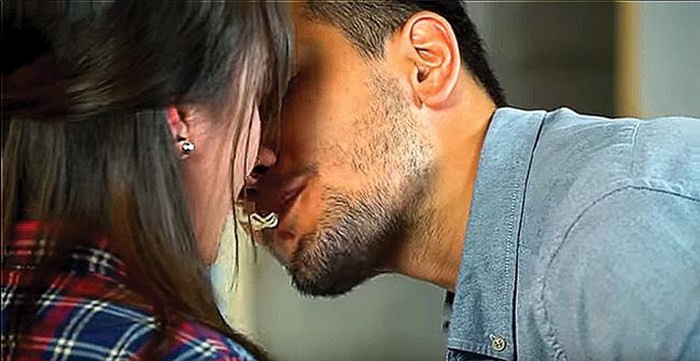 Hình ảnh nụ hôn mì sợi từng xuất hiện trong game show phản cảm được chiếu tại Việt Nam.