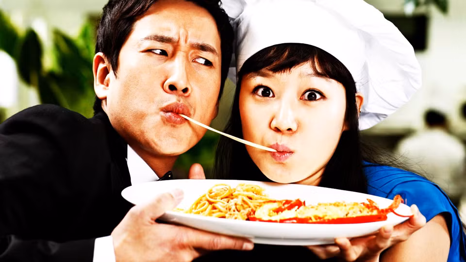 "Lợi dụng" ăn mì để tạo ra nụ hôn không còn hiếm trong các bộ phim Hàn Quốc, nó mang đến những hình ảnh hết sức ngọt ngào của các cặp đôi đang yêu.