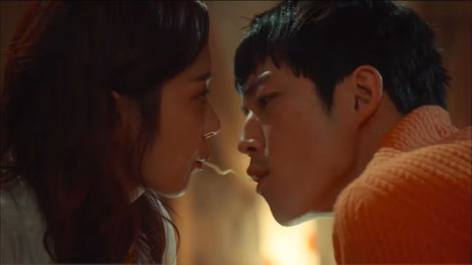 Không ít những hình ảnh mà các sao nổi tiếng trên thế giới đã để lại hình ảnh nụ hôn từ sợi mì khiến nhiều bạn trẻ không khỏi tò mò và muốn thử xem hương vị của nụ hôn dạng này ra sao.