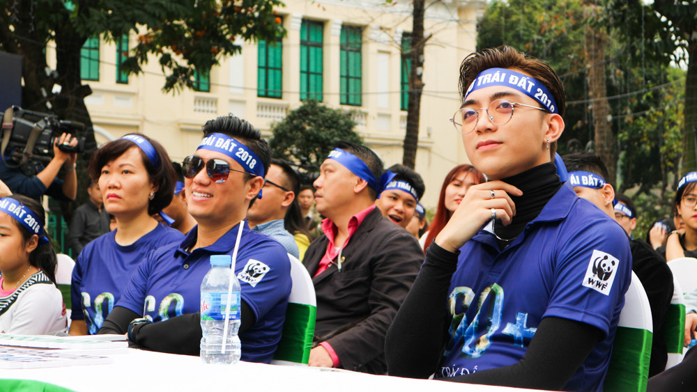 Đại sứ chương trình Giờ Trái đất 2018 thích thú với màn biểu diễn của các em nhỏ.