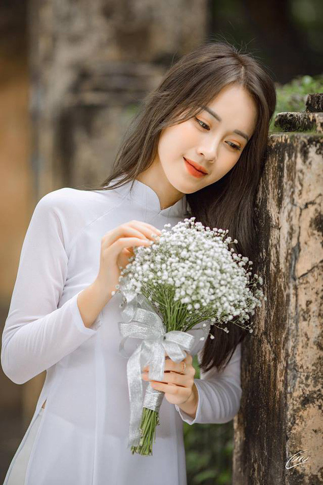 Dưới phần bình luận, nhiều người cho rằng Mai Phương có nét giống hot girl Chi Pu hay hoa hậu Nam Em. Cô MC 22 tuổi này khá thoải mái khi nói đến điều đó.