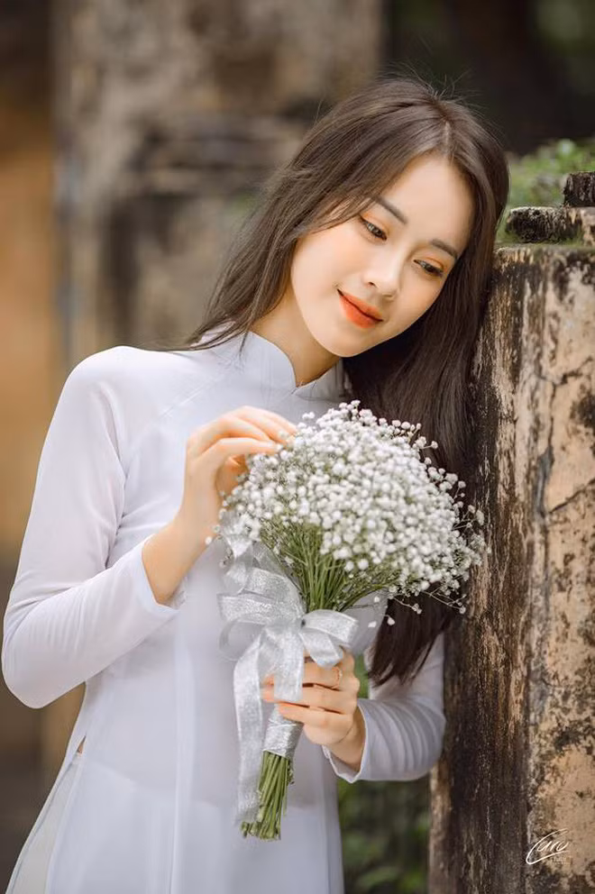 Dưới phần bình luận, nhiều người cho rằng Mai Phương có nét giống hot girl Chi Pu hay hoa hậu Nam Em. Cô MC 22 tuổi này khá thoải mái khi nói đến điều đó.
