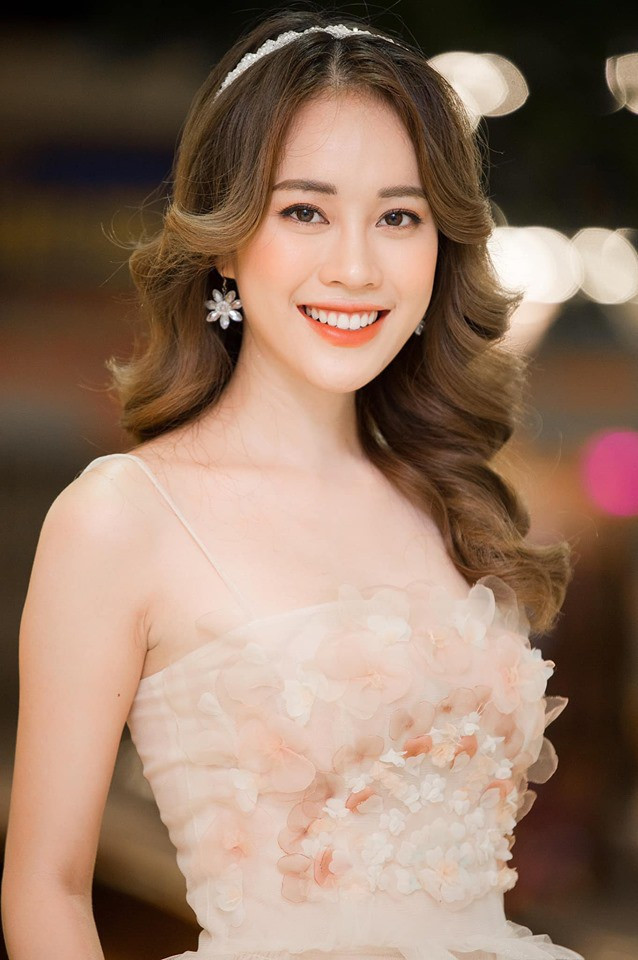 Từ khi đạt danh hiệu Á khôi 1, cuộc sống của Mai Phương đã có nhiều xáo trộn nhất định. Danh hiệu ra không ít cơ hội nhưng cũng lắm những điều rắc rối thường ngày.