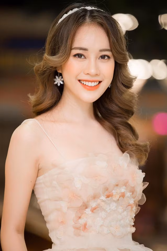 Từ khi đạt danh hiệu Á khôi 1, cuộc sống của Mai Phương đã có nhiều xáo trộn nhất định. Danh hiệu ra không ít cơ hội nhưng cũng lắm những điều rắc rối thường ngày.