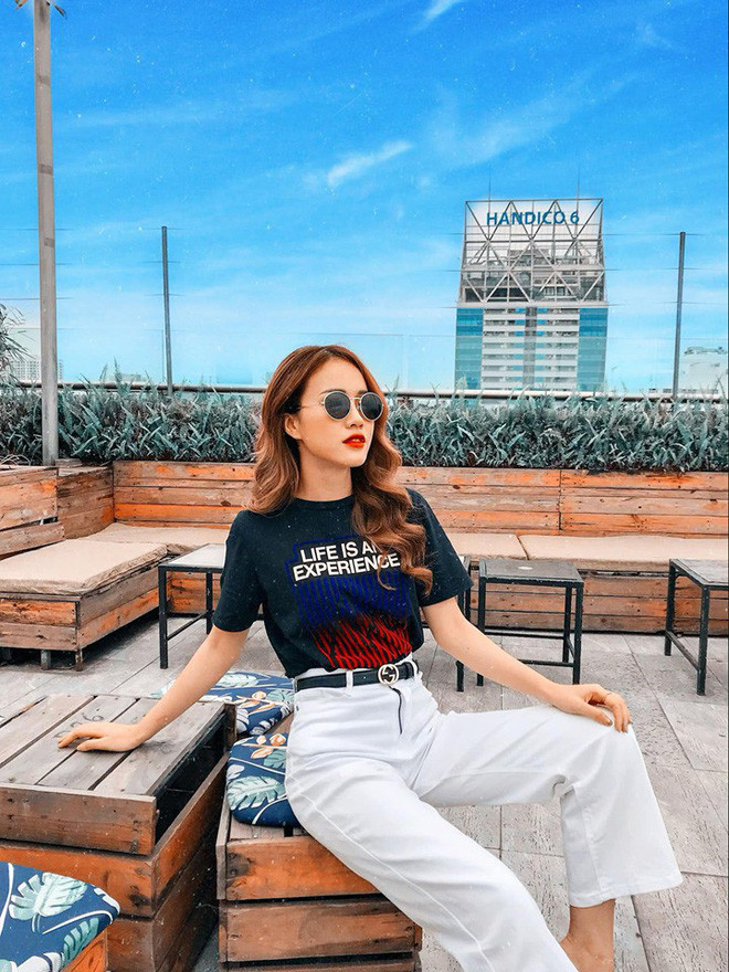 "Thẳng tính, hài hước và hơi lạnh lùng là những từ em muốn tự miêu tả về bản thân mình. Nghe có vẻ hơi đối lập nhưng em là người ít khi nói ra tình cảm của mình. Ví dụ với bố mẹ, trong lòng rất yêu thương nhưng em lại ít khi nói ra điều đó. Kiểu thấy cái gì vẫn ổn thì em sẽ chẳng hỏi đâu. Gặp ai đó thấy người ta khỏe là em không hỏi có khỏe không này kia. Bởi vì như thế nên bố mẹ em cũng trách lắm", Mai Phương cho biết.