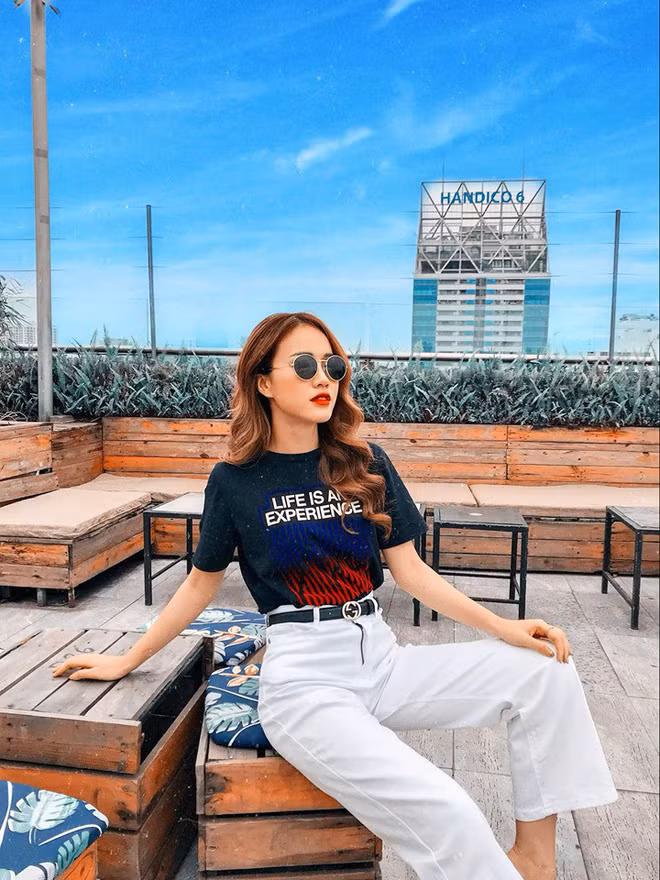 "Thẳng tính, hài hước và hơi lạnh lùng là những từ em muốn tự miêu tả về bản thân mình. Nghe có vẻ hơi đối lập nhưng em là người ít khi nói ra tình cảm của mình. Ví dụ với bố mẹ, trong lòng rất yêu thương nhưng em lại ít khi nói ra điều đó. Kiểu thấy cái gì vẫn ổn thì em sẽ chẳng hỏi đâu. Gặp ai đó thấy người ta khỏe là em không hỏi có khỏe không này kia. Bởi vì như thế nên bố mẹ em cũng trách lắm", Mai Phương cho biết.