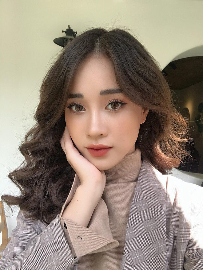 Bên cạnh đó, Mai Phương cũng chia sẻ bản thân rất thần tượng ca sĩ Mỹ Tâm. Cô thích Mỹ Tâm từ khi còn nhỏ và yêu mến nữ ca sĩ từ con người cho đến giọng hát.