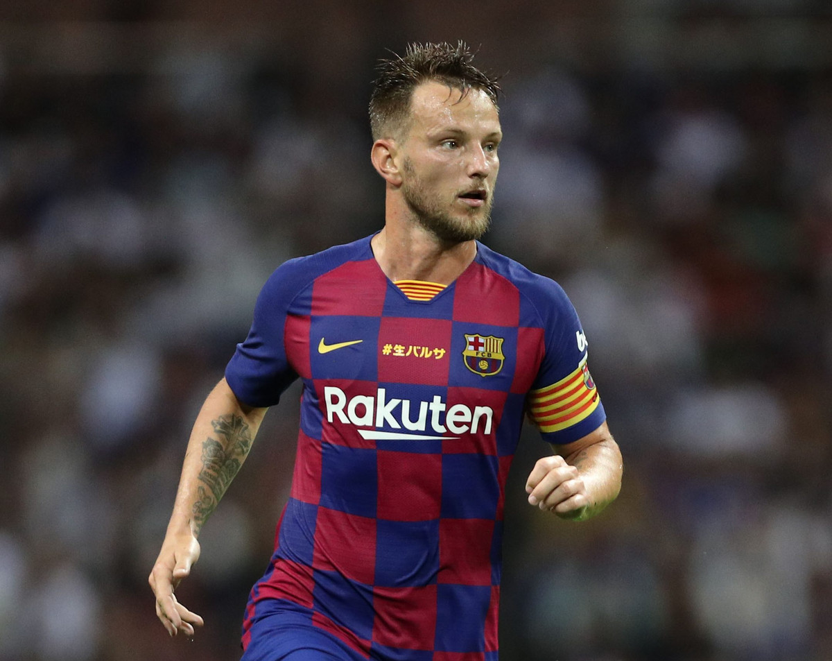  Chuyển nhượng cầu thủ từ Mirror, MU có cơ hội lớn chiêu mộ tiền vệ Ivan Rakitic của Barcelona. Cầu thủ người Croatia không thấy hạnh phúc ở Barca vì viễn cảnh "chìm đắm" trên băng ghế dự bị.