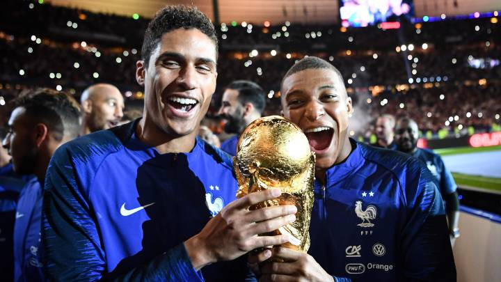 Mới đây, theo Marca, không chỉ thượng tầng đội bóng mà ngay cả Raphael Varane cũng đang chèo kéo Kylian Mbappe về với Madrid.