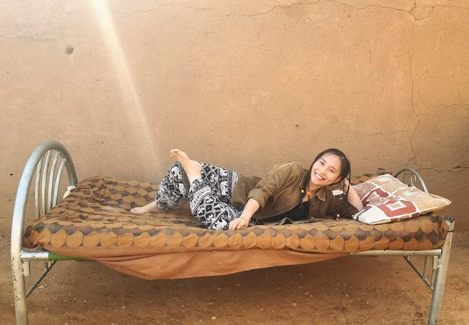 Nói về bọn trẻ, Minh Ngọc tâm sự rằng, rất thương các bé, mỗi ngày đến trường chúng phải tự mang đồ ăn tới lớp cho đủ bữa sáng và bữa trưa. Cũng từ điều trên, cô giáo 9X Việt Nam mới ngộ ra rằng ở mỗi quốc gia, sẽ có nền giáo dục khác nhau. Ở Đức người ta dạy trẻ tư duy, ở Việt Nam các cô giáo dạy trẻ nhận biết còn ở Sudan, bọn trẻ được dạy cách tự lập.