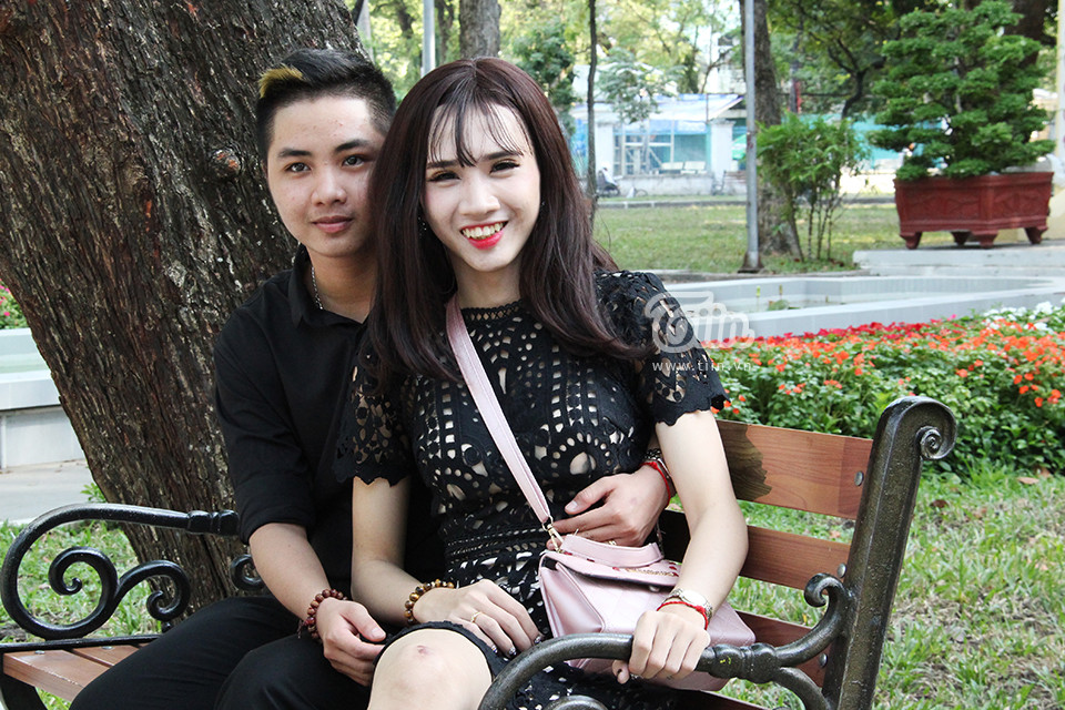 Minh Khang (tên thật Đào Thị Kiều Trang, 21 tuổi, quê Đồng Tháp) và Đặng Ngọc Minh Anh (tên thật là Đặng Khắc Nguyên, 18 tuổi, quê Bến Tre) là cặp đôi chuyển giới được cộng đồng mạng chú ý thời gian qua. Ảnh: Gia Hân