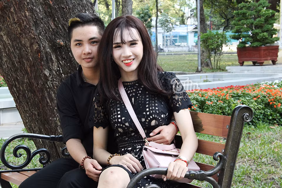 Minh Khang (tên thật Đào Thị Kiều Trang, 21 tuổi, quê Đồng Tháp) và Đặng Ngọc Minh Anh (tên thật là Đặng Khắc Nguyên, 18 tuổi, quê Bến Tre) là cặp đôi chuyển giới được cộng đồng mạng chú ý thời gian qua. Ảnh: Gia Hân