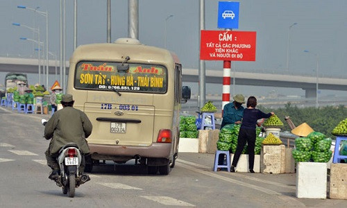 Nhiều người dân bày bán hàng ven đường cao tốc như... đường làng. Ảnh: V.H